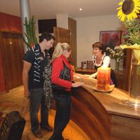 Receptie aankomst in het hotel